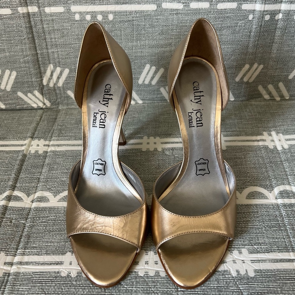 Cathy Jean Metallic Gold Heels, Size 8 - Picture 3 of 9